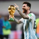 Lionel Messi nâng cao cúp vàng World Cup 2022