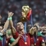 Ronaldo nâng cao cúp vô địch Euro 2016