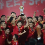 Hình ảnh đội tuyển Việt Nam nâng cao chiếc cúp vô địch AFF Cup