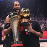 Kawhi Leonard nâng cao chiếc cúp vô địch NBA 2019