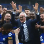 HLV Claudio Ranieri ăn mừng chức vô địch Ngoại Hạng Anh cùng các cầu thủ Leicester City