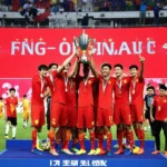 cầu thủ việt nam nâng cao cup vô địch