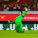 Thủ môn Đặng Văn Lâm cản phá tại vòng loại World Cup