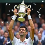 Djokovic nâng cao chiếc cúp Wimbledon