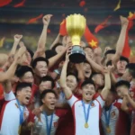 Đội tuyển Việt Nam nâng cao chiếc cúp vô địch AFF Cup 2018