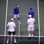 Trận đấu đơn đầu tiên của Laver Cup 2019 giữa Roger Federer và John Isner