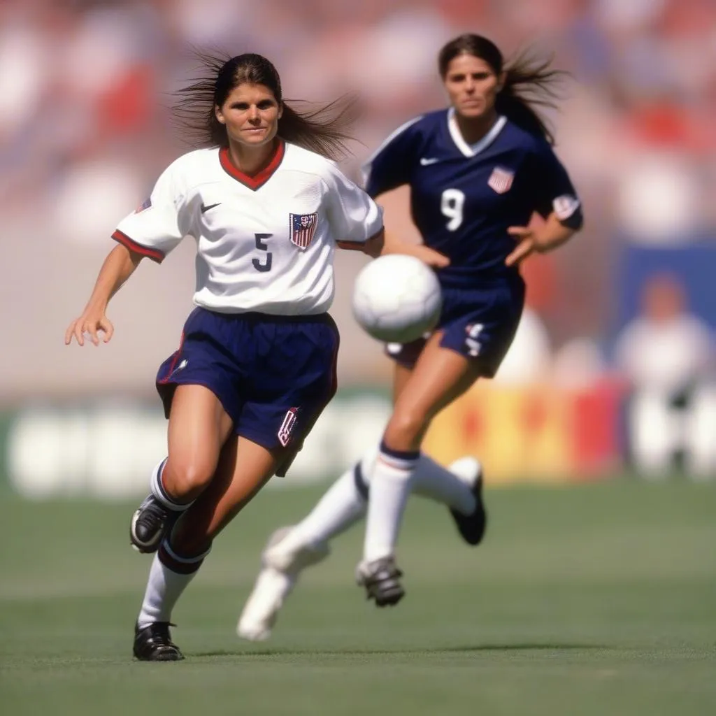 Cầu thủ Mia Hamm của doi tuyen nu Hoa Ky trong giai vo dich bong da nu the gioi 1995