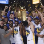 Hình ảnh Golden State Warriors nâng cúp vô địch NBA mùa giải 2016-2017