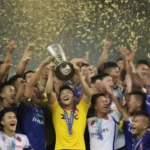 Cầu thủ Hà Nội FC nâng cao chiếc cúp vô địch V-League 2017