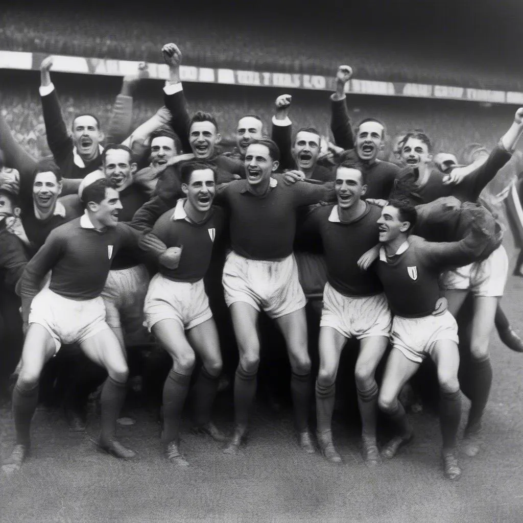 Italia vô địch World Cup 1938 - Hình ảnh đội tuyển Italia nâng cao chiếc cúp vàng