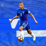 Kylian Mbappe dẫn bóng