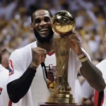 LeBron James nâng cúp vô địch NBA cùng Miami Heat năm 2012