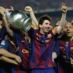 Hình ảnh Messi nâng cao chiếc cúp Champions League 2006