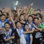 Hình ảnh đội bóng Quảng Nam nâng cao chiếc cúp vô địch V-League 2017