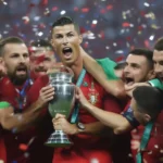 Ronaldo nâng cúp Euro 2016