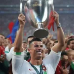 Ronaldo nâng cao chiếc cúp vô địch châu Âu 2016