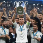 Ronaldo nâng cao chiếc cúp Champions League lần thứ 3 liên tiếp