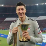 Robert Lewandowski với chiếc cúp vô địch Bundesliga - Hình ảnh minh họa cho lời đồn về khả năng võ thuật của cầu thủ này