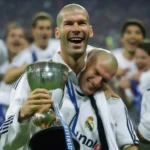 Zidane nâng cao chiếc cúp Champions League năm 2002