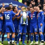 Hình ảnh Chelsea nâng cao chiếc cúp Premier League 2017