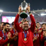 HLV Jurgen Klopp nâng cao chiếc cúp vô địch